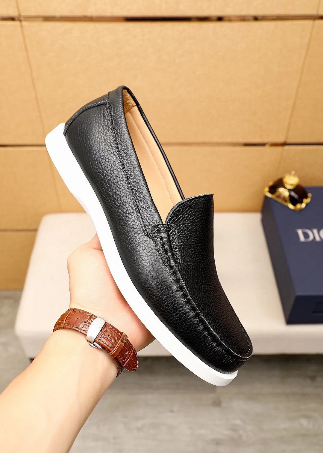 Men's shoes 💰460 💐 Product trademark: Dior "Dior" casual leather shoes Regular size: 38-44 (45.46.47🉑️customized) Product materials: Selected first-layer lychee calfskin upper imported from Italy, imported water-dyed 🐂 cowhide lining. Strong three-dimensional visual effect, rubber outsole Color: 3⃣️colors available